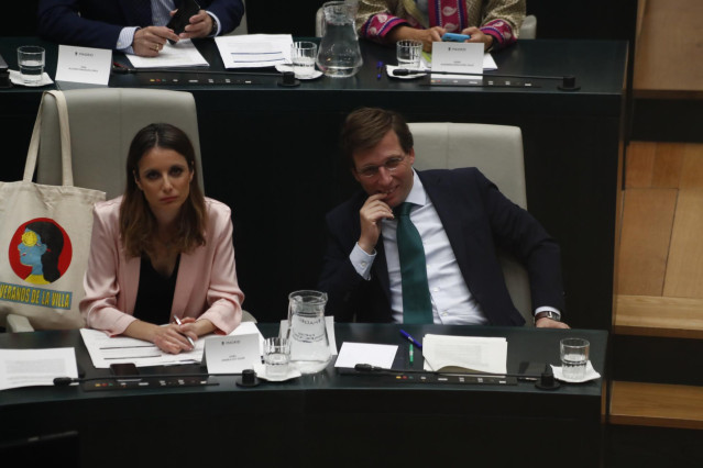 (I-D) Laelegada de Cultura, Turismo y Deporte del Ayuntamiento de Madrid y vicesecretaria de Estudios y Programas del PP, Andrea Levy, y el alcalde de Madrid, José Luis Martínez-Almeida, durante un pleno en el Ayuntamiento de este lunes.