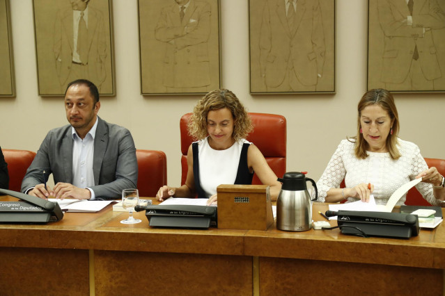 (I-D) El vicepresidente segundo del Congreso de los Diputados, Alfonso Rodríguez Gómez de Celis; la presidenta del Congreso de los Diputados, Meritxell Batet; y la vicepresidenta tercera, Ana Pastor durante la Diputación Permanente en la que se debate sob