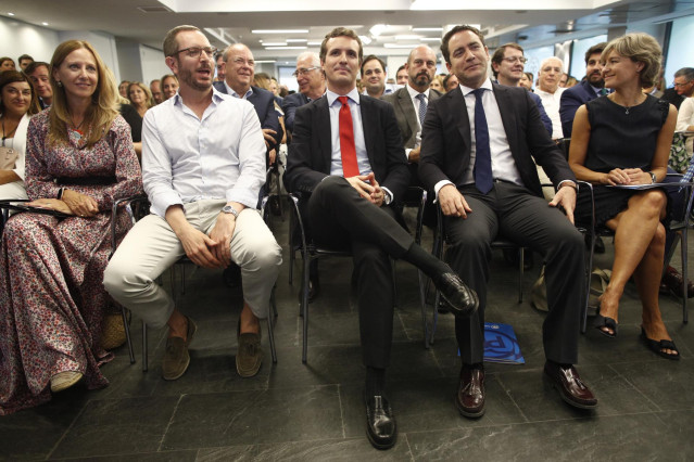 (I-D) Los vicesecretarios generales del PP Marta González y Javier Maroto; el presidente del partido, Pablo Casado; el secretario general del Partido Popular, Teodoro García Egea; y la vicesecretaria general del PP, Isabel García Tejerina, durante la reun