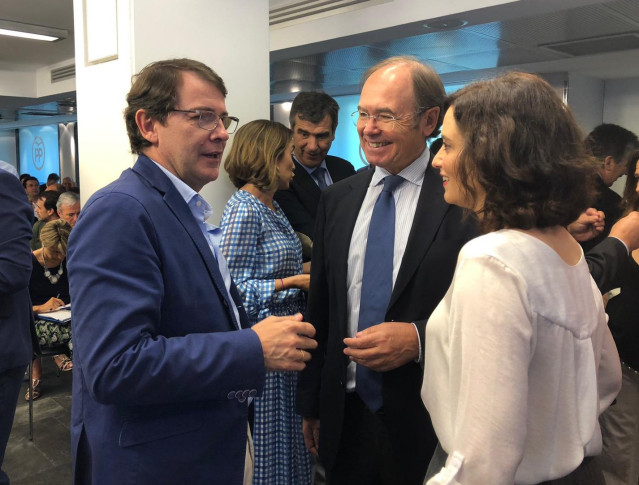 Fernández Mañueco conversa con Pío García Escudero e Isabel Díaz Ayuso