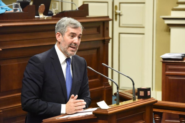 El presidente del Grupo Nacionalista Canario, Fernando Clavijo, interviene desde la tribuna en el Parlamento de Canarias