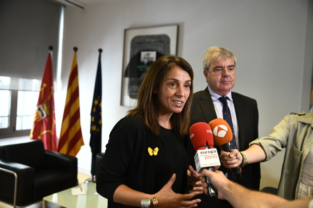 La portavoz del Govern catalán, Meritxell Budó y el nuevo delegado del Govern de la Generalitat en Madrid, Gorka Knörr, ofrecen declaraciones a los medios de comunicación en el Centro cultural Blanquerna de Madrid durante el traspaso de funciones a Knörr.