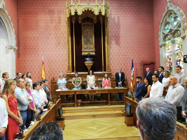 Minuto de silencio en el Consell de Mallorca por los guardias civiles asesinados por ETA en Calvià en 2009