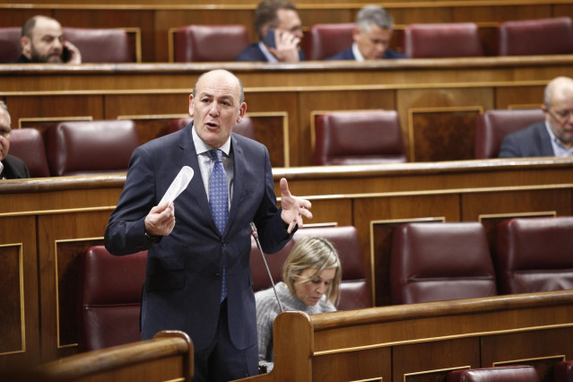El portavoz del PNV en el Congreso de los Diputados, Joseba Agirretxea, interviene desde su escasño en un pleno para hablar sobre el Proyecto de Ley por la que se modifica el texto refundido de la Ley de Propiedad Intelectual, aprobado por el Real Decreto