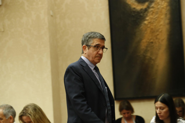 El secretario de Acción Política del PSOE, Patxi López, durante la Diputación Permanente en la que se debate sobre las peticiones de comparecencia del presidente del Gobierno en funciones para explicar los motivos por los que el Ministro del Interior en f