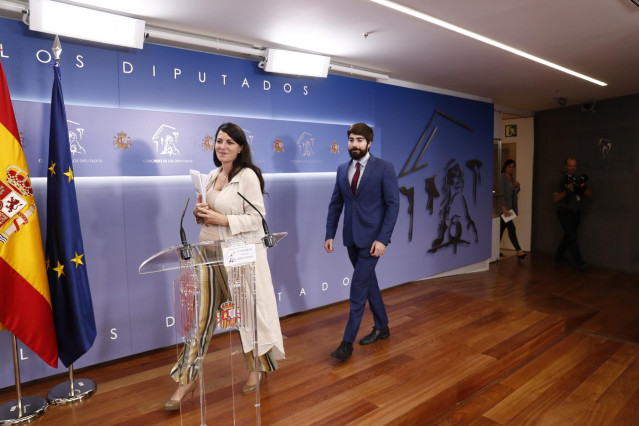 Lasecretaria general de Vox, Macarena Olona, y el vicesecretario de Comunicación del partido, Manuel Mariscal, ofrecen declaraciones a los medios de comunicación en el Congreso de los Diputados