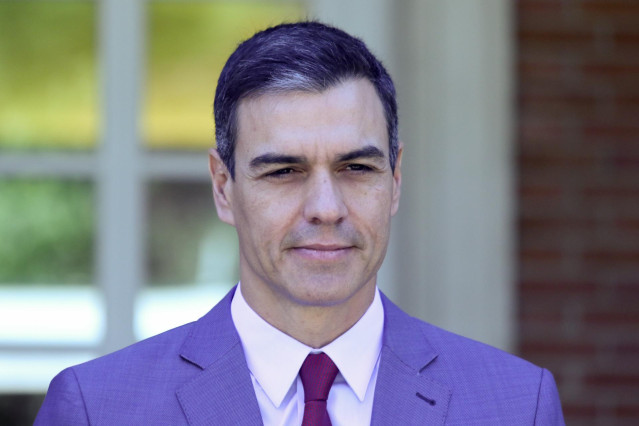 El presidente del Gobierno en funciones, Pedro Sánchez, durante un encuentro con oficiales generales de las Fuerzas Armadas y de la Guardia Civil en  el Complejo de La Moncloa.