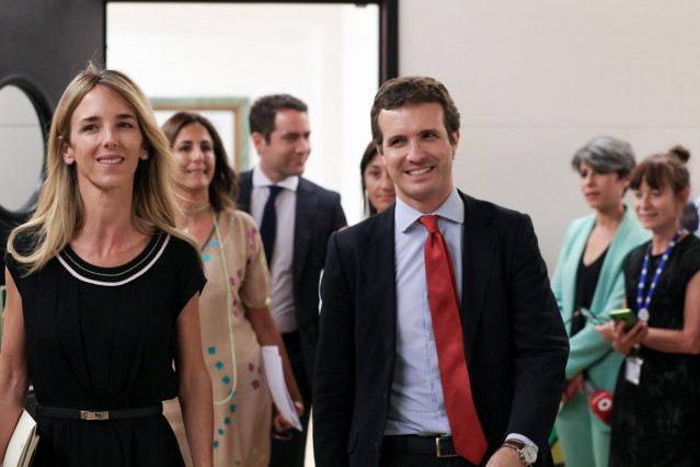 La diputada del PP por Barcelona y nueva portavoz del GP en el Congreso de los Diputados, Cayetana Álvarez de Toledo (d) y el presidente del partido, Pablo Casado (i), acuden a la reunión del Grupo Parlamentario Popupar en el Congreso de los Diputados.