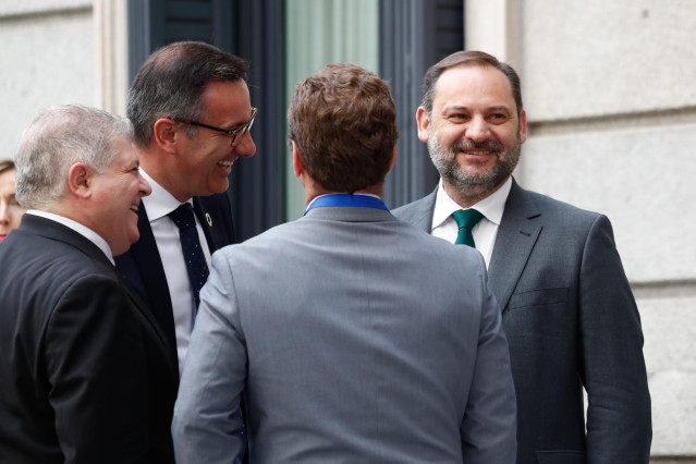 El secretario de Organización y ministro de Fomento en funciones, José Luis Ábalos, en el exterior del Congreso de los Diputados antes de la segunda sesión del debate de investidura del candidato socialista a la Presidencia del Gobierno.