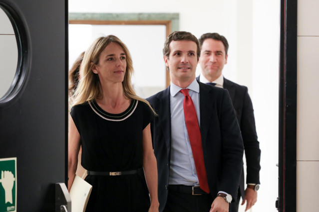 La diputada del PP por Barcelona y nueva portavoz del GP en el Congreso de los Diputados, Cayetana Álvarez de Toledo (d) y el presidente del partido, Pablo Casado (i), acuden a la reunión del Grupo Parlamentario Popupar en el Congreso de los Diputados.
