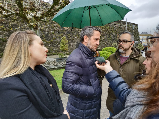 El diputado del PP por Lugo Jaime de Olano ofrece declaraciones a los medios en las inmediaciones de la Muralla de Lugo