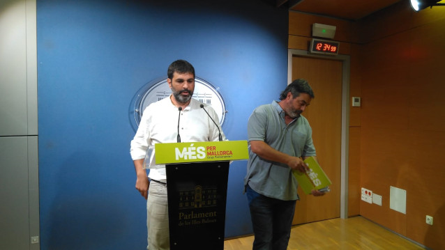 El diputado de MÉS per Mallorca Josep Ferrà en rueda de prensa en el Parlament