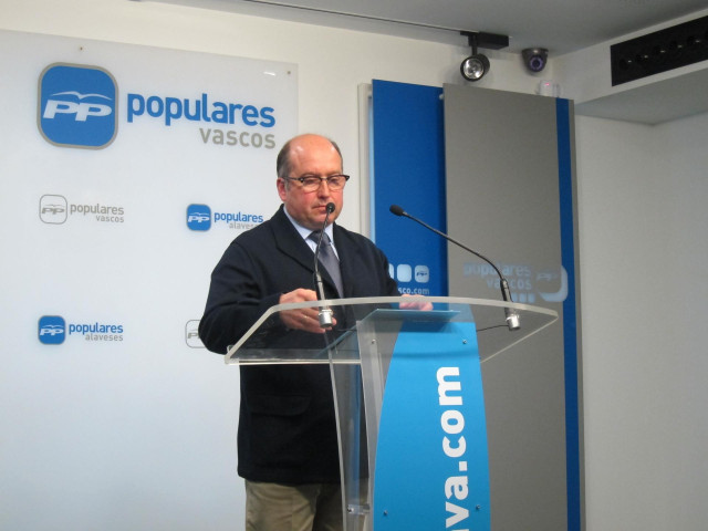 El portavoz del PP de Álava, carmelo barrio, en una rueda de prensa en Vitoria