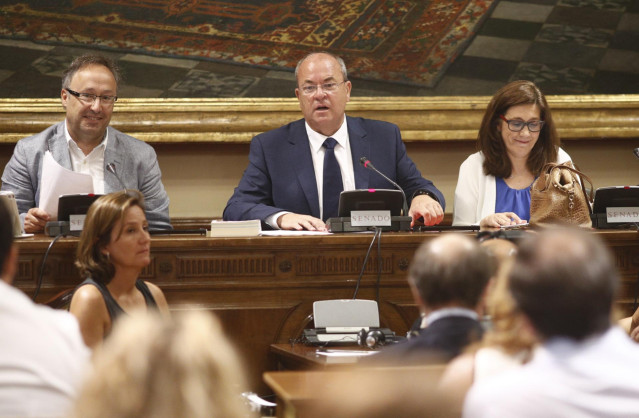 El presidente del PP de Extremadura, José Antonio Monago (2i), durante su intervención en la sesión en la que ha sido nombrado presidente de la Comisión de Presupuestos del Senado, el mismo día en el que se han constituido el resto de Comisiones del Senad