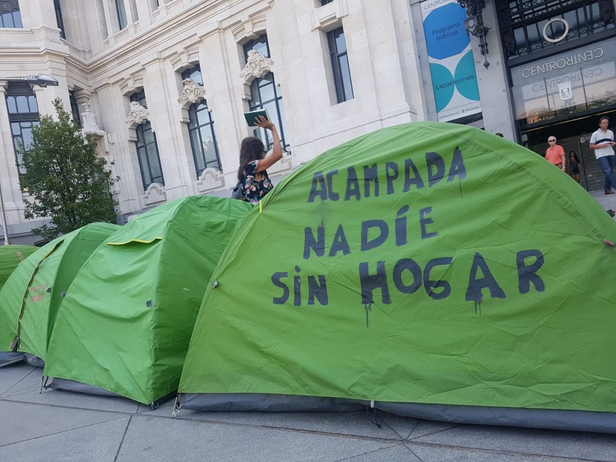 Varias tiendas de campaña frente al Palacio de Cibeles de las personas sin techo acampadas en el Paseo del Prado.