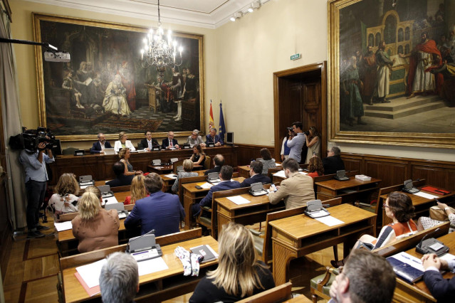 El senador socialista, Salvador Vidal Varela (en la mesa 3i), durante su intervención en la sesión en la que ha sido nombrado presidente de la Comisión de Función Pública del Senado, el mismo día en el que se han constituido el resto de Comisiones del Sen
