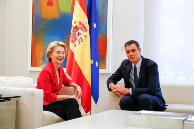 El presidente del Gobierno en funciones, Pedro Sánchez, recibe en el Palacio de la Moncloa a la presidenta electa de la Comisión Europea, Ursula von der Leyen.
