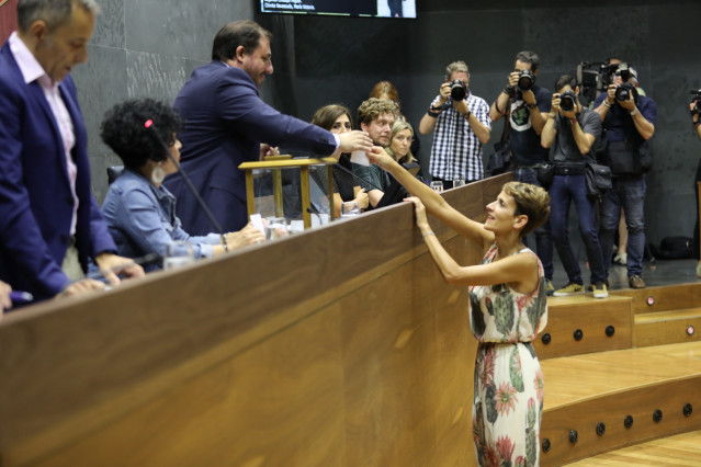 La secretaria general del PSN y candidata del partido a la Presidencia de Navarra, María Chivite, vota para ser investida presidenta del Gobierno de Navarra en el Parlamento foral.