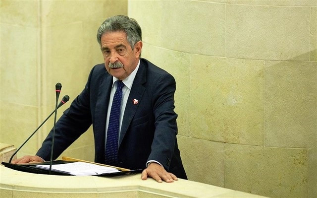 El presidente de Cantabria, Miguel Ángel Revilla, interviene en el Pleno del Parlamento