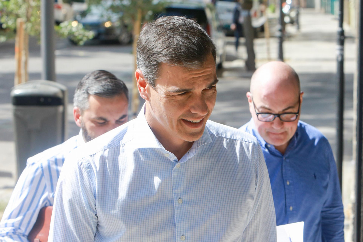 El secretario general del PSOE y presidente del Gobierno en funciones, Pedro Sánchez; llega a su reunión con organizaciones de lucha contra la desigualdad social en el espacio Próxima Estación de 