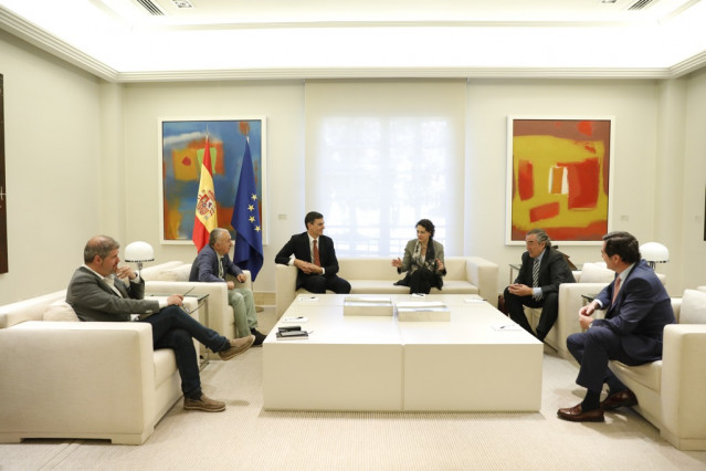 Pedro Sánchez y la ministra de trabajo, Magdalena Valerio, reciben en Moncloa a los secretarios generales de CCOO y UGT, Unai Sordo y Pepe Álvarez, y los presidentes de CEOE y CEPYME, Juan Rosell y Antonio Garamendi.