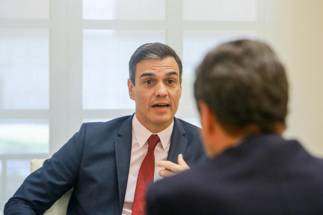 El presidente del Gobierno en funciones, Pedro Sánchez durante su reunión con la ministra de Trabajo en funciones, Magdalena Valerio, el  presidente de CEPYME, Gerardo Cuerva y el presidente de la CEOE, Antonio Garamendi en La Moncloa.