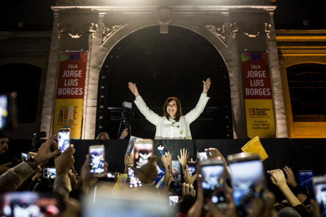 Cristina Fernandez de Kirchner , expresidenta argentina, saludando a sus seguidores en la presentación de su libro 'Sinceramente'. Photo: Nicolas Villalobos/dpa