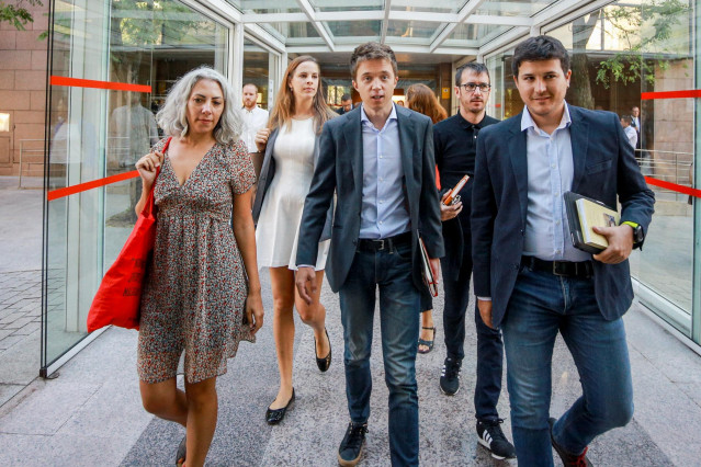 Los diputados de MásMadrid en la Asamblea de Madrid: Jazmín Beirak Ulanosky (1i); Íñigo Errejón (3i) y Pablo Gómez Perpinyà (1d), a su llegada al debate y votación del segundo pleno de la investidura de la candidata del PP a la Presidencia de la Comunidad