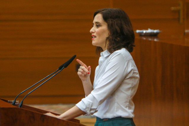 La candidata del PP a la Presidencia de la Comunidad de Madrid, Isabel Díaz Ayuso, da la réplica a las intervenciones de las diputadas de Unidas Podemos Izquierda Unida Madrid en Pie durante el debate del segundo pleno de su investidura.