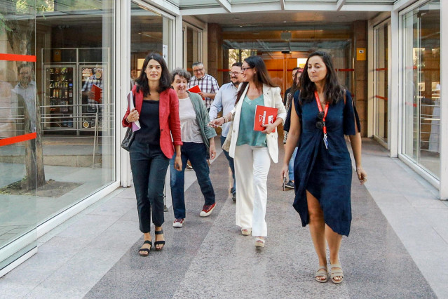 La portavoz de Unidas Podemos en la Asamblea de Madrid, Isa Serra (1i) y la diputada de Unidas Podemos Izquierda Unida Madrid en Pie en la Asamblea de Madrid, Soledad Sánchez (2d), a su llegada al debate y votación del segundo pleno de la investidura de l