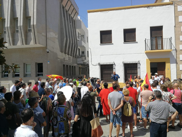 El parlamentario andaluz Rodrigo Alonso (Vox) habla a los asistentes a la protesta