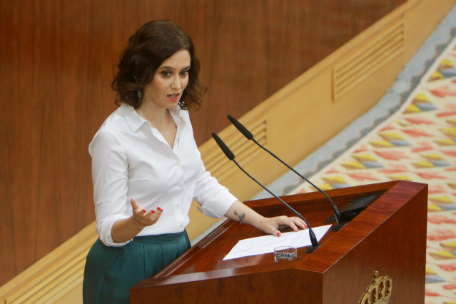 La candidata del PP a la Presidencia de la Comunidad de Madrid, Isabel Díaz Ayuso, da la réplica a las intervenciones de las diputadas de Unidas Podemos Izquierda Unida Madrid en Pie durante el debate del segundo pleno de su investidura.