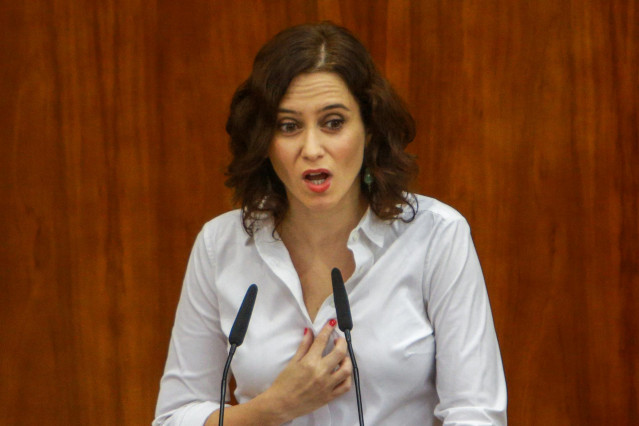 La candidata del PP a la Presidencia de la Comunidad de Madrid, Isabel Díaz Ayuso, da la réplica a las intervenciones de las diputadas de Unidas Podemos Izquierda Unida Madrid en Pie durante el debate del segundo pleno de su investidura.