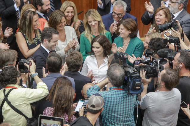La candidata del PP, Isabel Díaz Ayuso,  en el momento en el que se ha dado a conocer el resultado de la votación que la ha convertido nueva presidenta de la Comunidad de Madrid en la Asamblea madrileña.