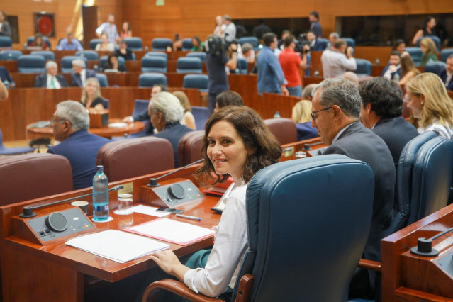 La candidata del PP a la Presidencia, Isabel Díaz Ayuso, sentada en su escaño de la Asamblea de Madrid durante el debate del segundo pleno de su investidura.