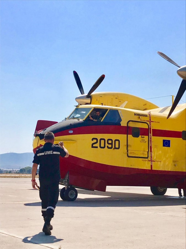 Despegue del avión del 43 Grupo del Ejército del Aire para continuar con las labores de extinción en el incendio de Eubea, en Grecia.