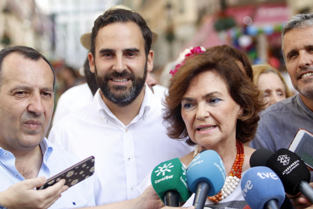 La vicepresidenta del Gobierno en funciones, Carmen Calvo, atiende a los medios de comunicación en la Feria de Málaga