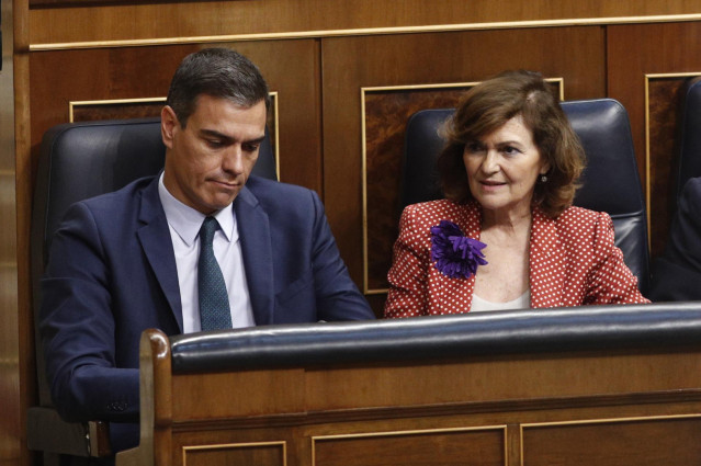 El presidente y la vicepresidenta del Gobierno en funciones, Pedro Sánchez y Carmen Calvo, sentados en su escaño en el Congreso de los Diputados