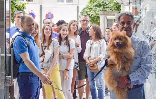 Revilla ha vuelto a recibir hoy a turistas de toda España en el Gobierno