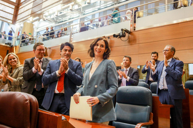 Imagen de recurso de la presidenta de la Comunidad, Isabel Díaz Ayuso (1d), que recibe el aplauso de la bancada del PP en la Asamblea de Madrid.