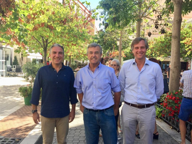 El portavoz del Partido Popular Andaluz, Elías Bendodo; el alcalde de Estepona, José María García Urbano, y el vicesecretario de Política Territorial del PP, Antonio González Terol.