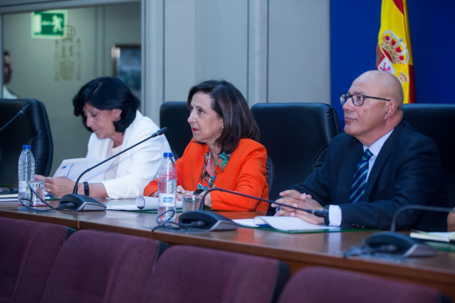 Imagen de la ministra de Defensa en funciones, Margarita Robles, mientras realiza una videoconferencia con los jefes de los contingentes españoles destacados en el exterior.