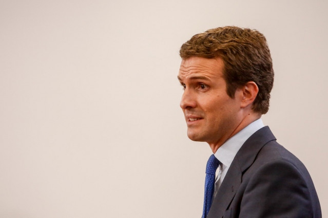 El presidente del PP Pablo Casado, en la rueda de prensa tras reunirse en el Congreso con el presidente del Gobierno Pedro Sánchez de cara a la investidura.