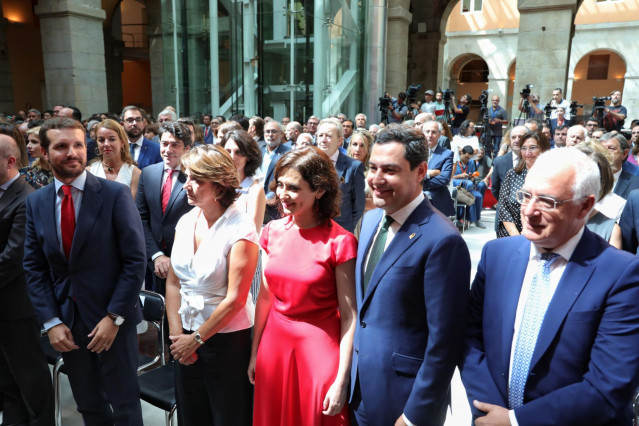 El presidente del PP, Pablo Casado (1i), la ministra de Justicia en funciones, Dolores Delgado (2i); la nueva presidenta de la Comunidad de Madrid, Isabel Díaz Ayuso (3i) y el presidente de la Junta de Andalucía, Juanma More (4i) durante el acto.