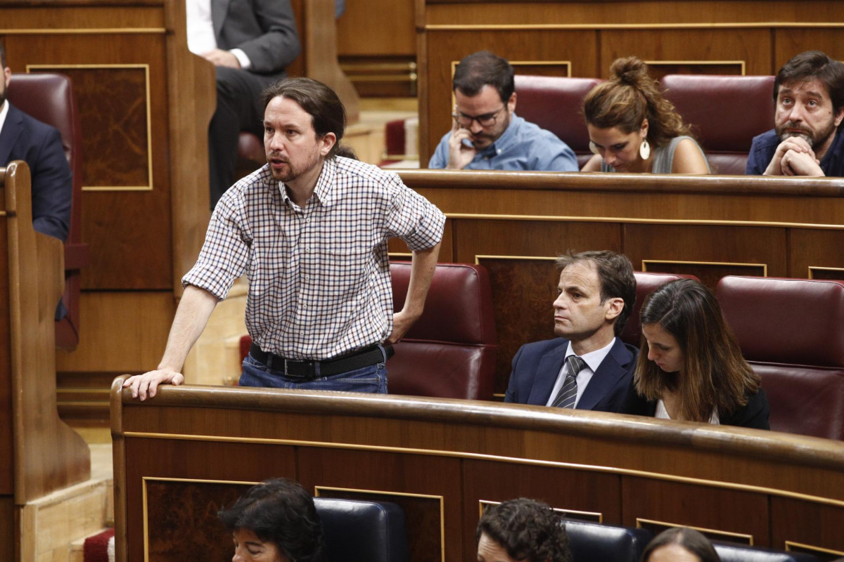 El secretario general de Podemos, Pablo Iglesias, se abstiene durante la segunda y definitiva votación para la investidura del candidato socialista a la Presidencia del Gobierno en el Congreso de los