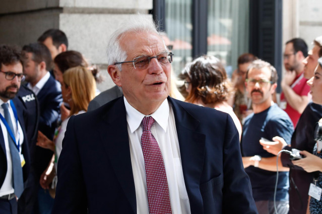 El ministro de Asuntos Exteriores en funcuiones, Josep Borrell, a la salida del Congreso, durante el parón en el primer debate de investidura del candidato socialista a la Presidencia del Gobierno.