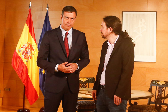 El presidente del Gobierno en funciones, Pedro Sánchez (1i), se reúne con el secretario general de Unidas Podemos, Pablo Iglesias (2i), de cara a la sesión de investidura que comienza el 22 de julio.