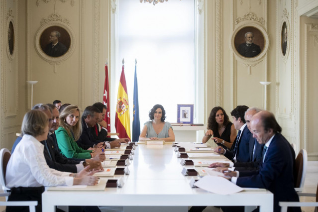 LA PRESIDENTA DE LA COMUNIDAD DE MADRID, ISABEL DÍAZ AYUSO, EN EL PRIMER CONSEJO DE GOBIERNO CON SUS CONSEJEROS