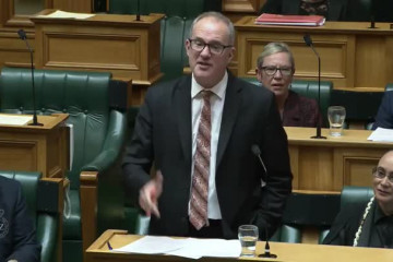 PresidentedelParlamentodeNuevaZelandadaelbibernaunbeb