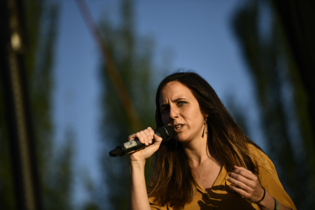 La portavoz Adjunta de Podemos en el Congreso, Ione Belarra, interviene en el acto de cierre de campaña de Unidas Podemos en Madrid